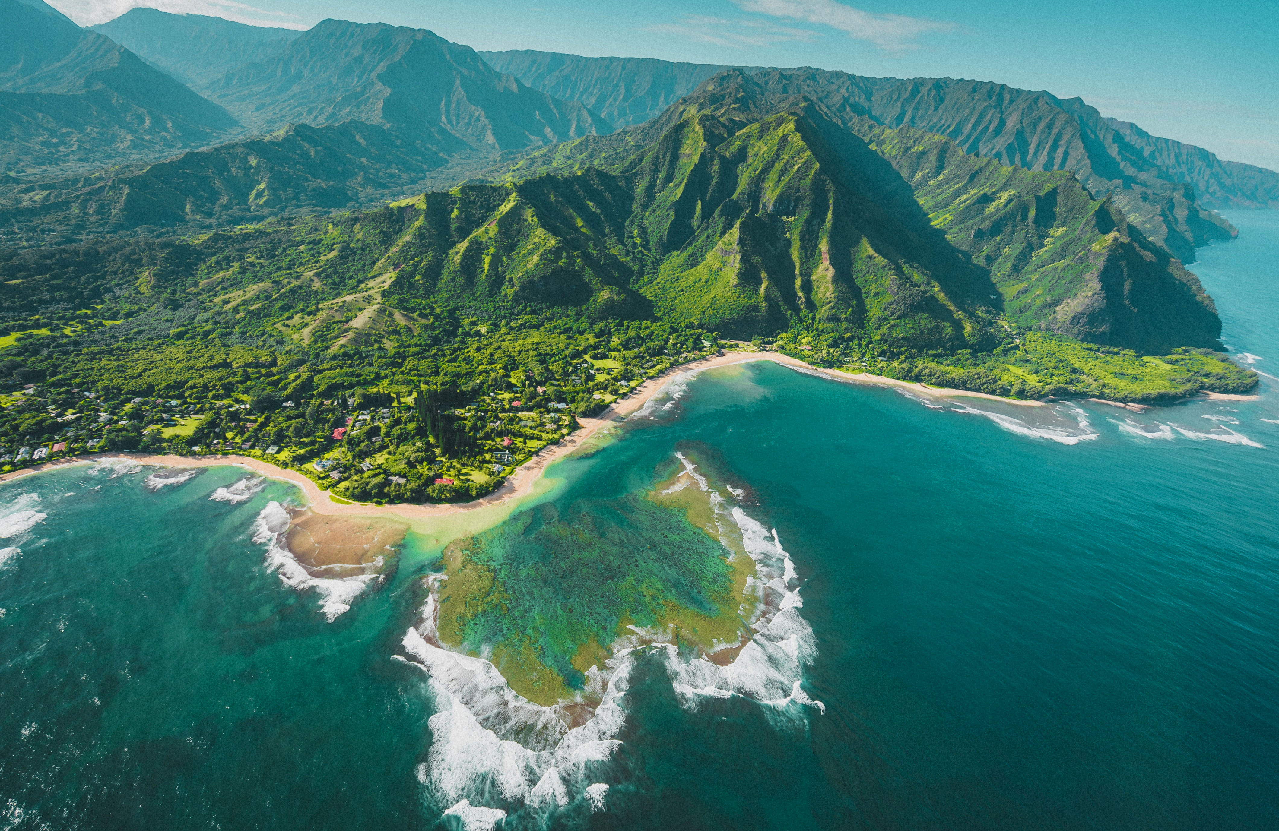 Flygfoto över Kauai och dess grönskande berg