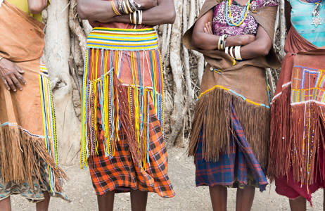 traditionella färgglada kläder under en resa till afrika