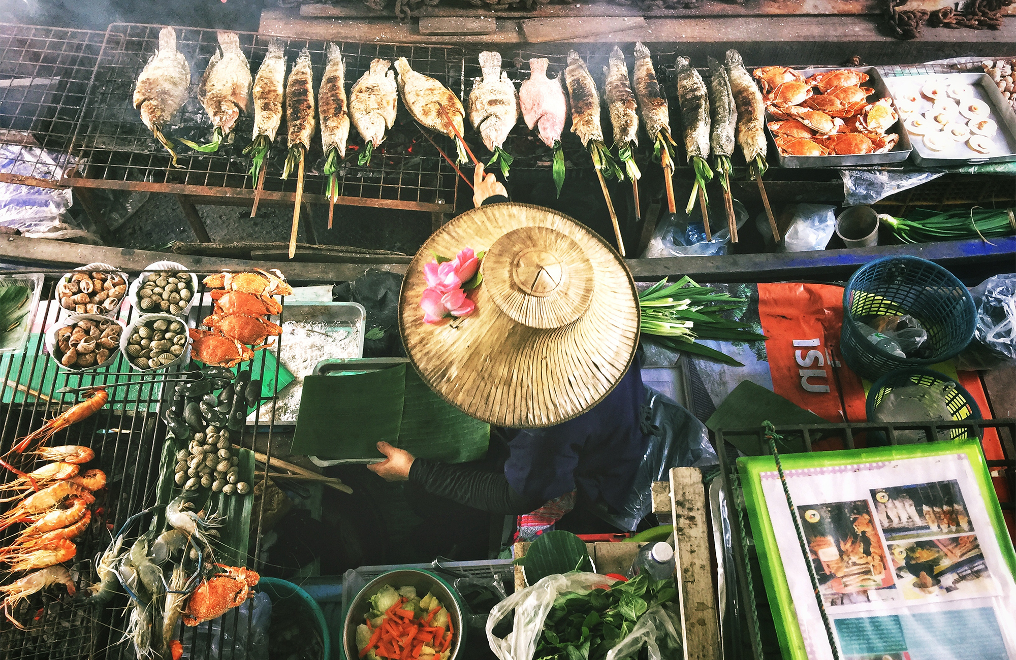 Meaningful travel in Thailand - Street food preparation at food market - Blog - KILROY