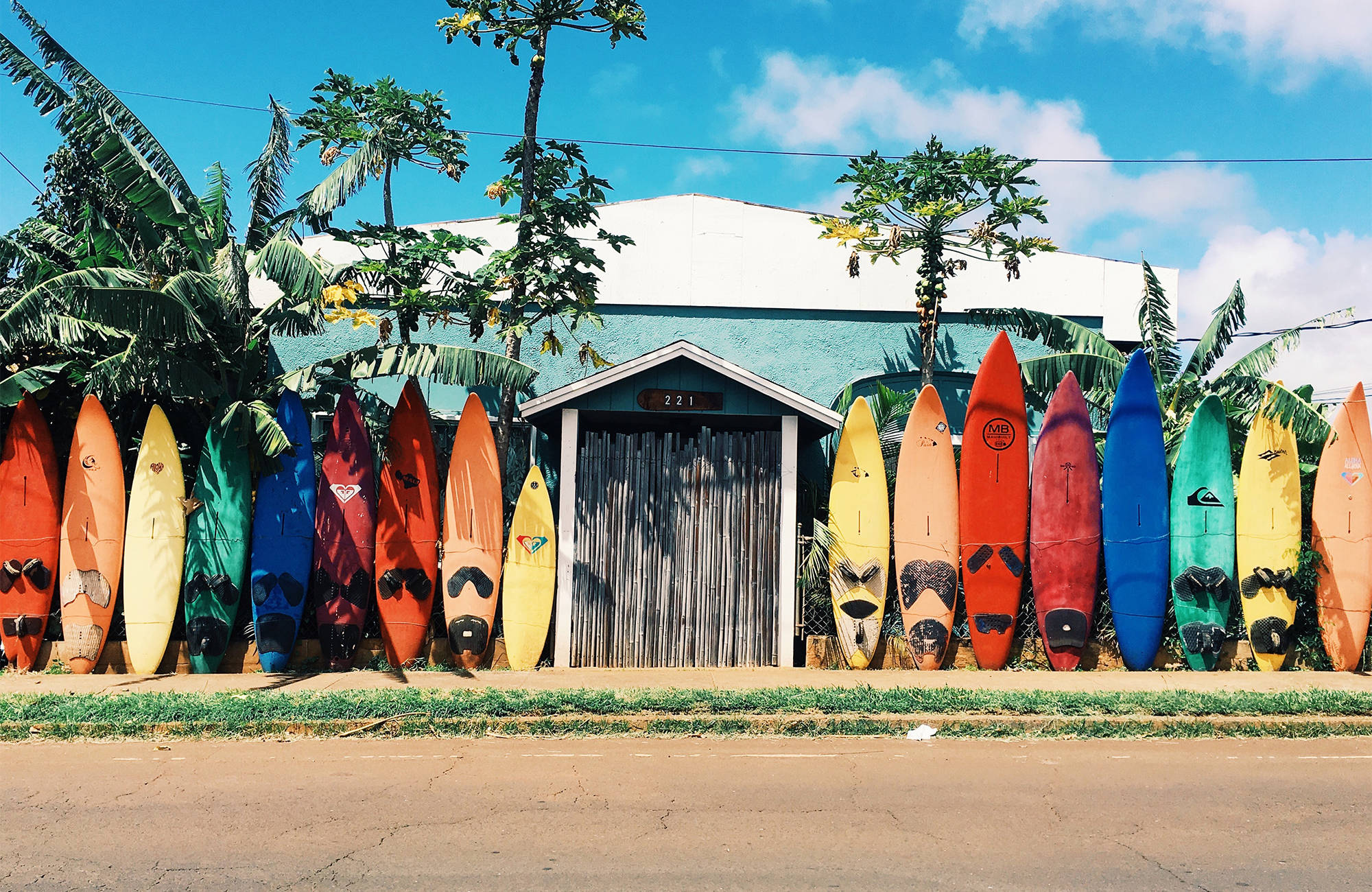 färgglada surfbrädor på hawaii