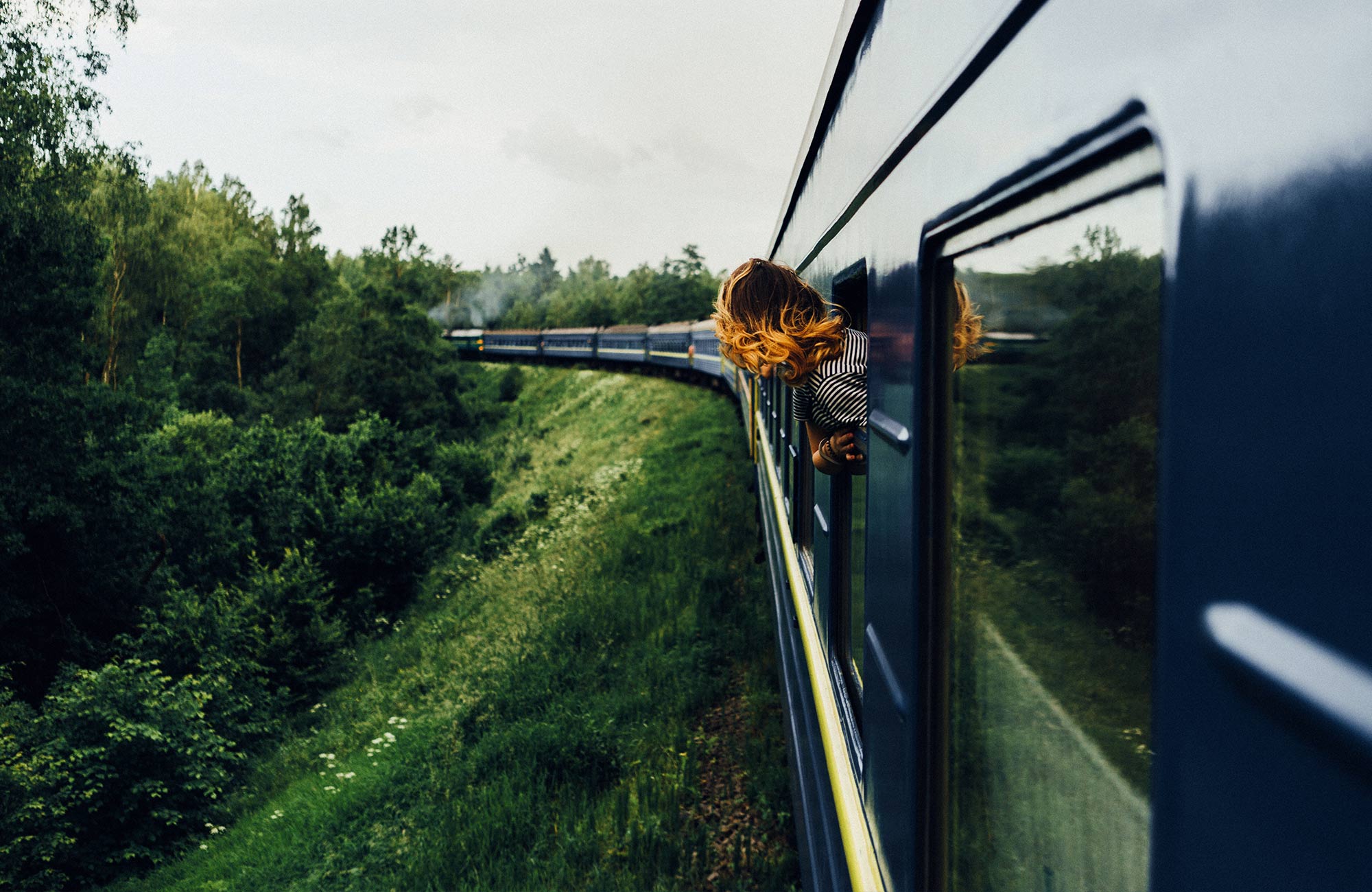 tjej på ett tåg under en soloresa