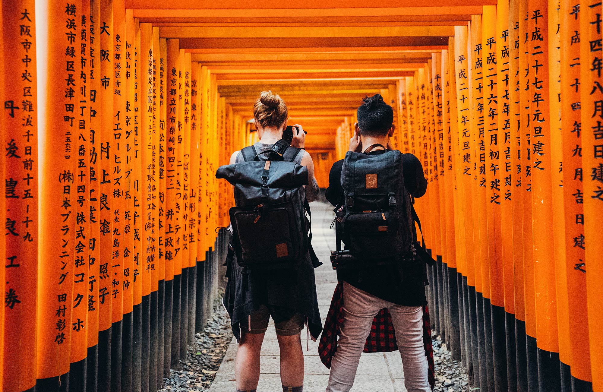 två killar som backpackar i japan