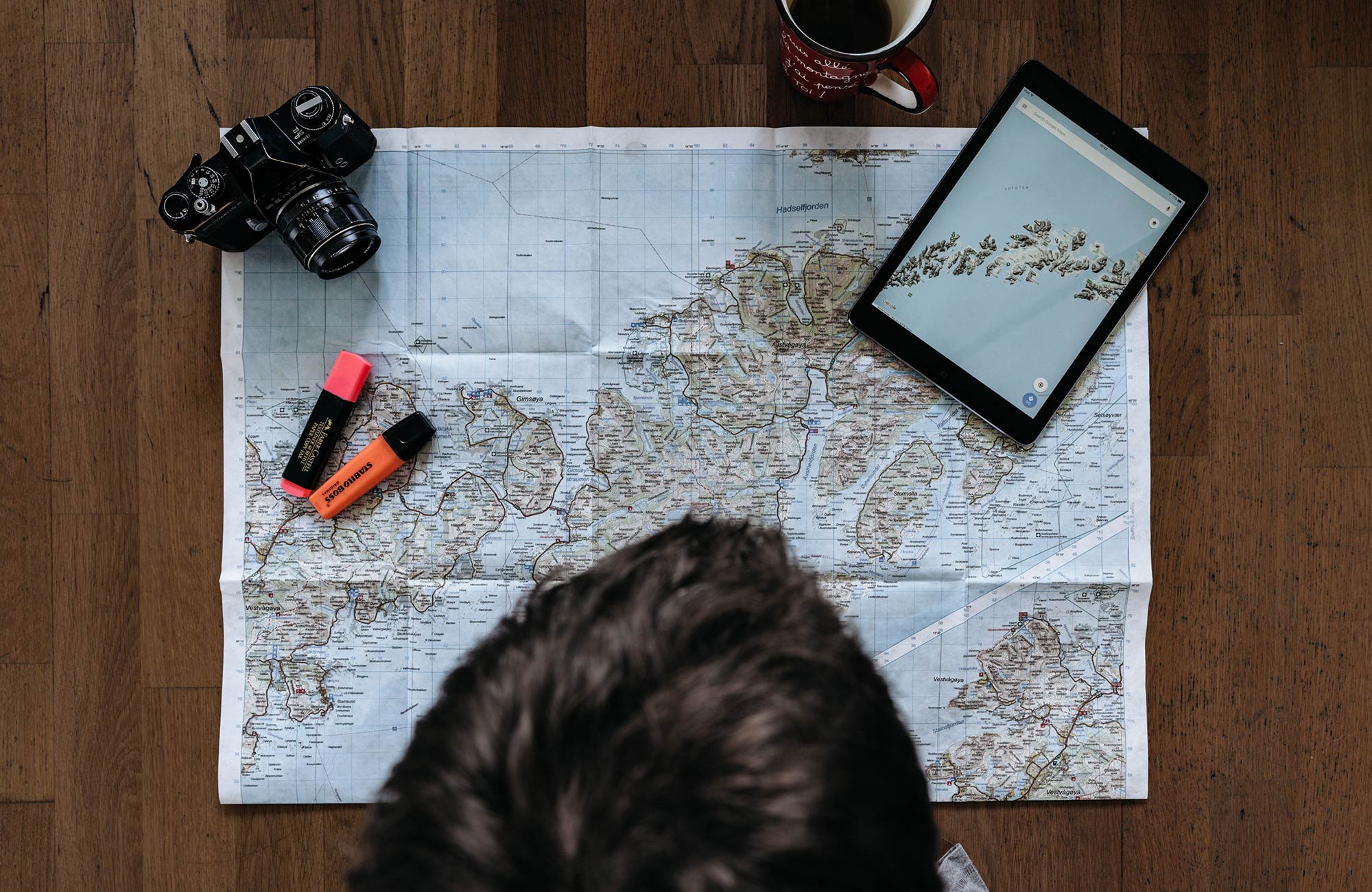 en person som planerar en soloresa framför en karta