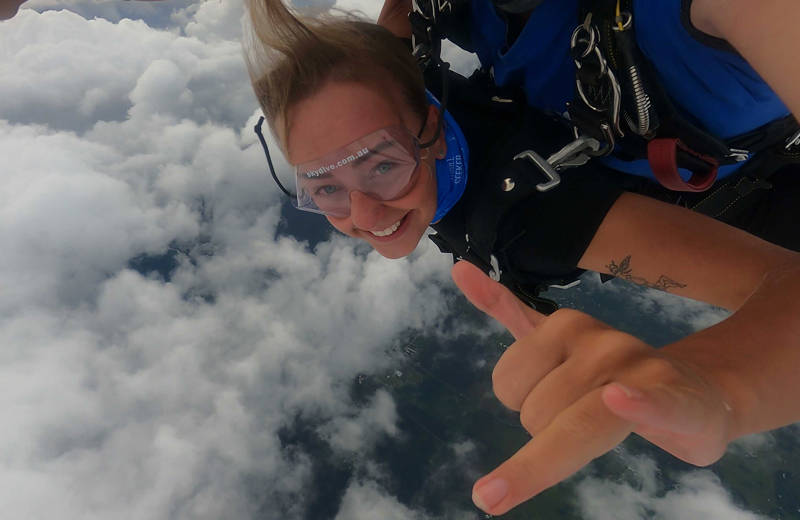 tjej som hoppar fallskräm i nya zeeland på sitt gap year