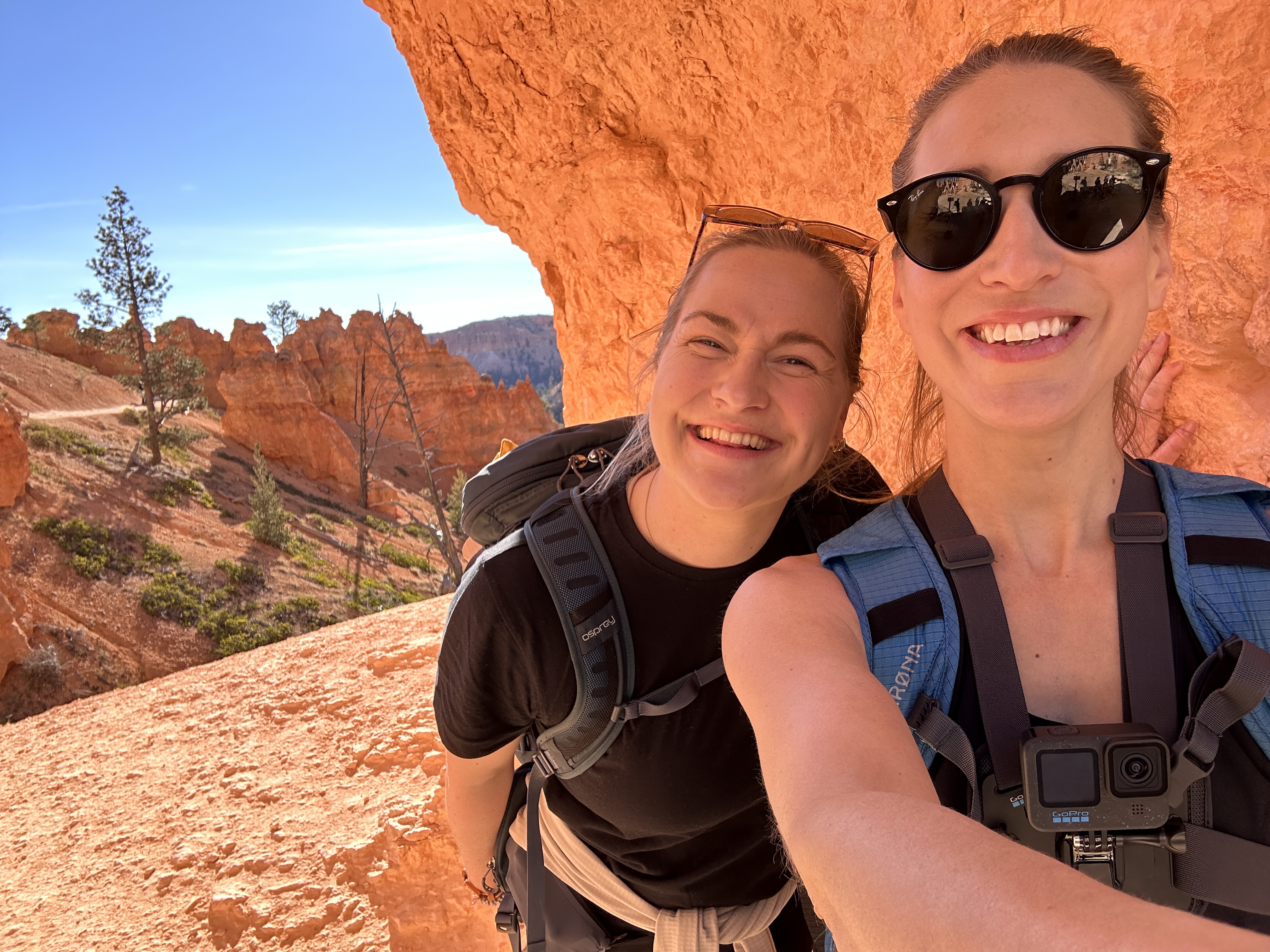 En kvinna med grön ryggsäck går på Route 66 under en rundresa i USA.