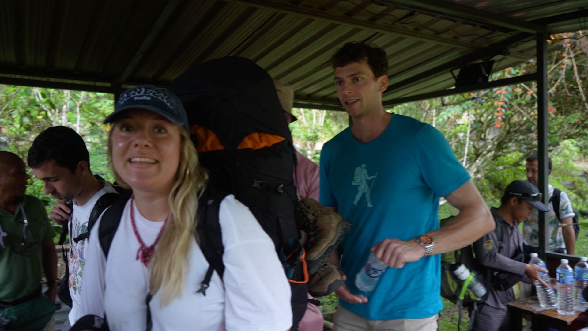 Reizigers op een hike in de jungle van Borneo