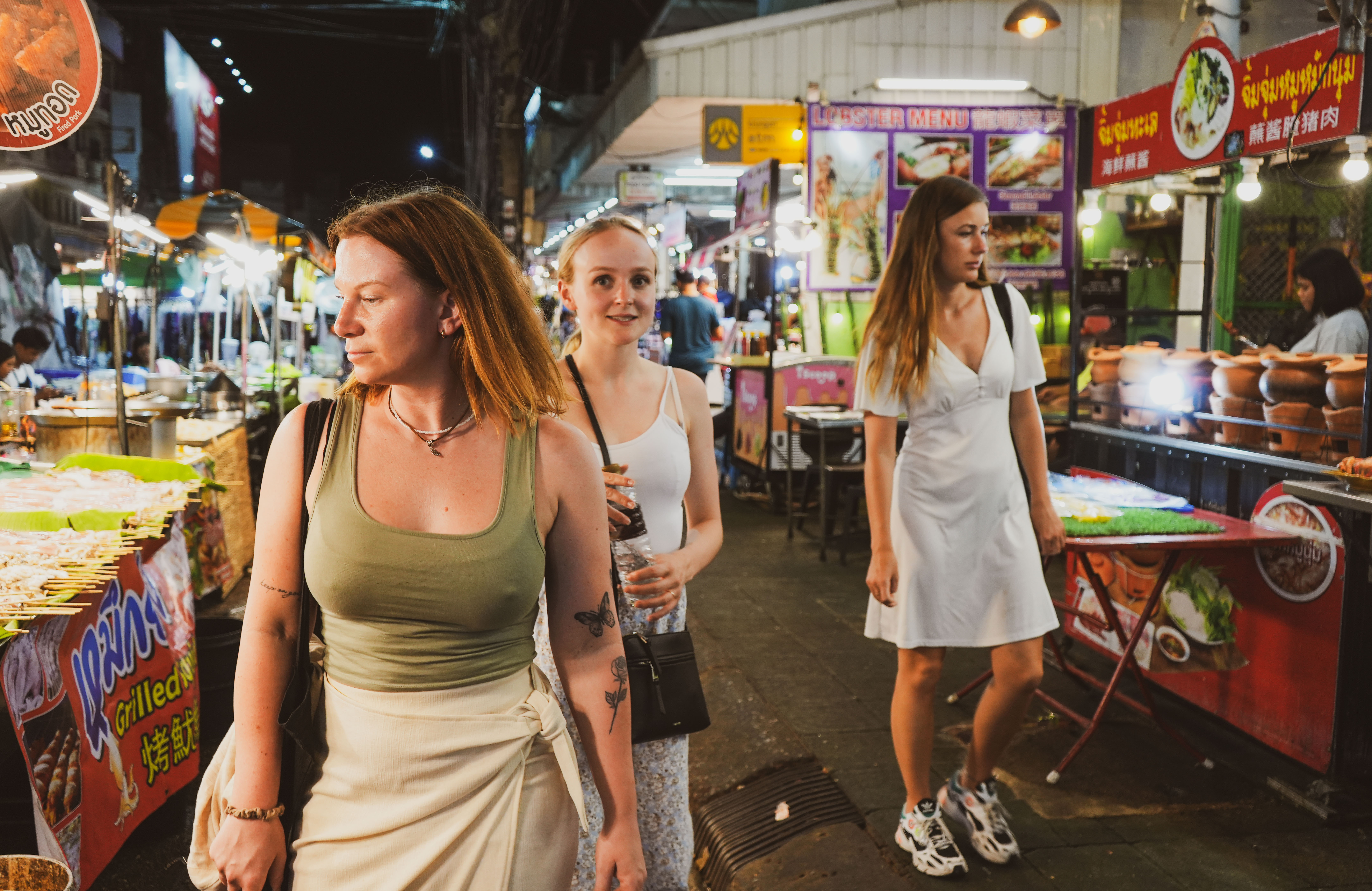 Reizigers lopen op een lokale avondmarkt in Thailand