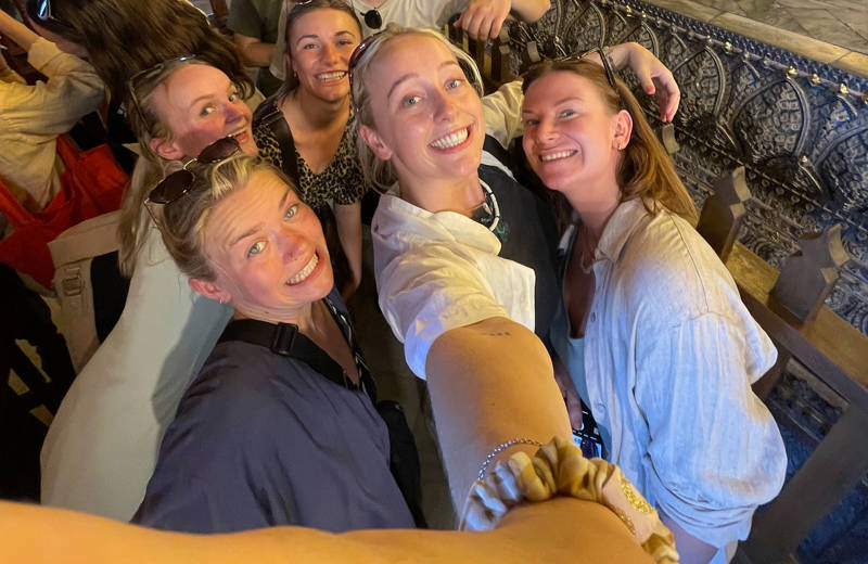 Surfa med dina nya reskompisar - Share the moment! Våga resa ensam!