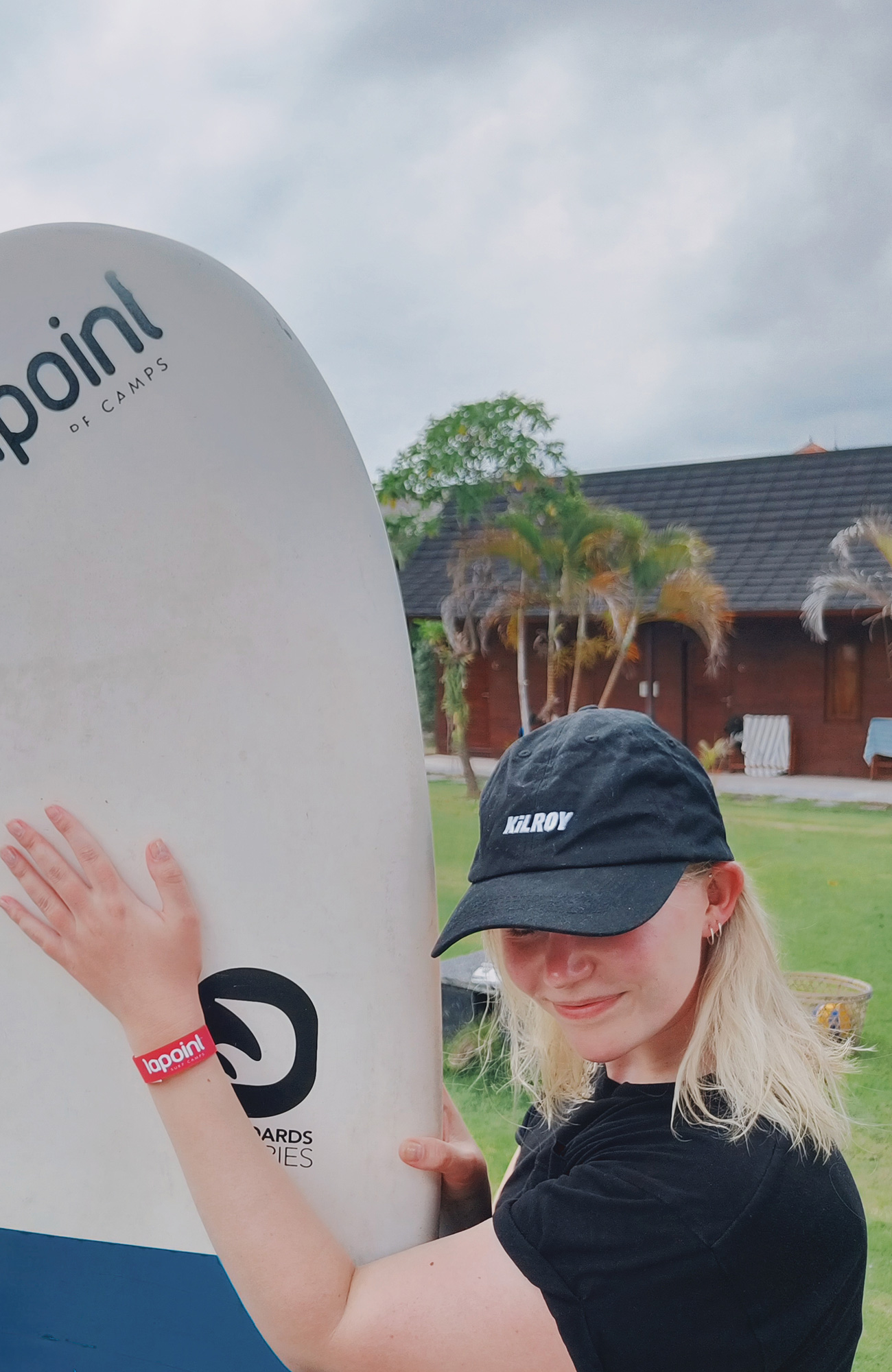 en kvinna på en strand under ett surfcamp i indonesien