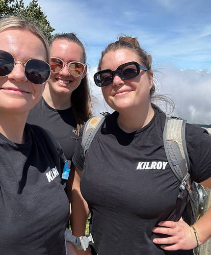 kille forograferar i regnskogen i nicaragua