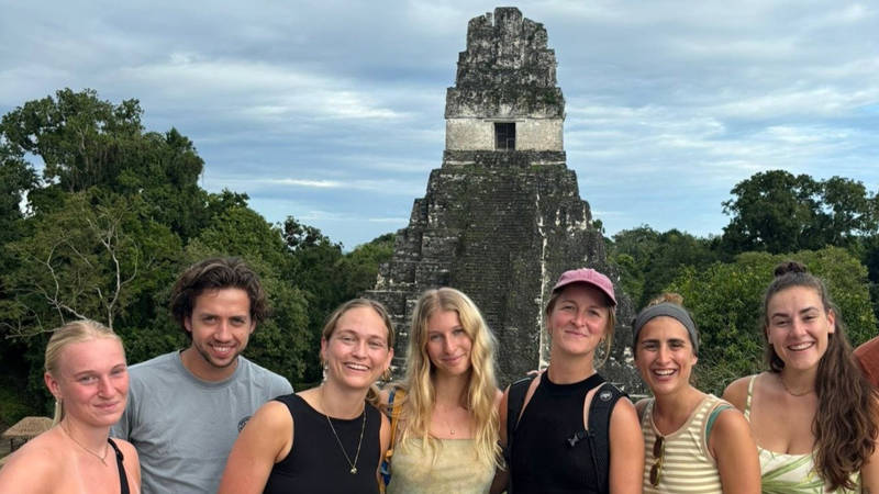 Image of a group of travellers in front of the Tikal ruins in Guatemala - KILROY