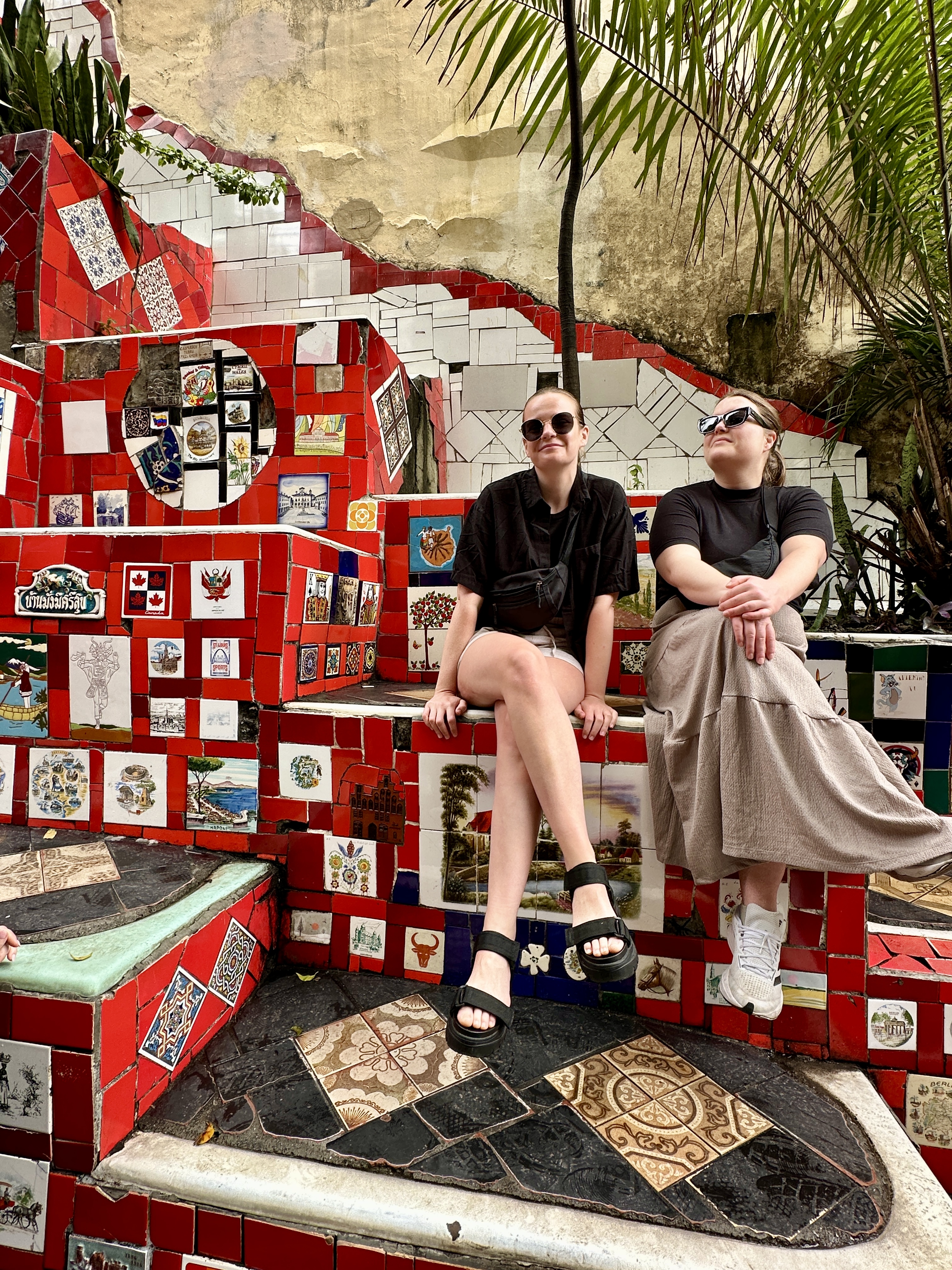 en kille med keps vid machu picchu i peru