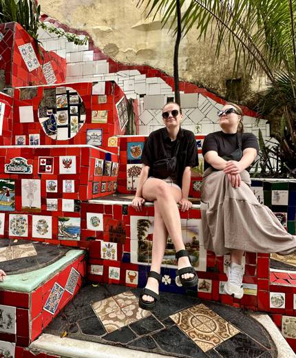 en kille med keps vid machu picchu i peru