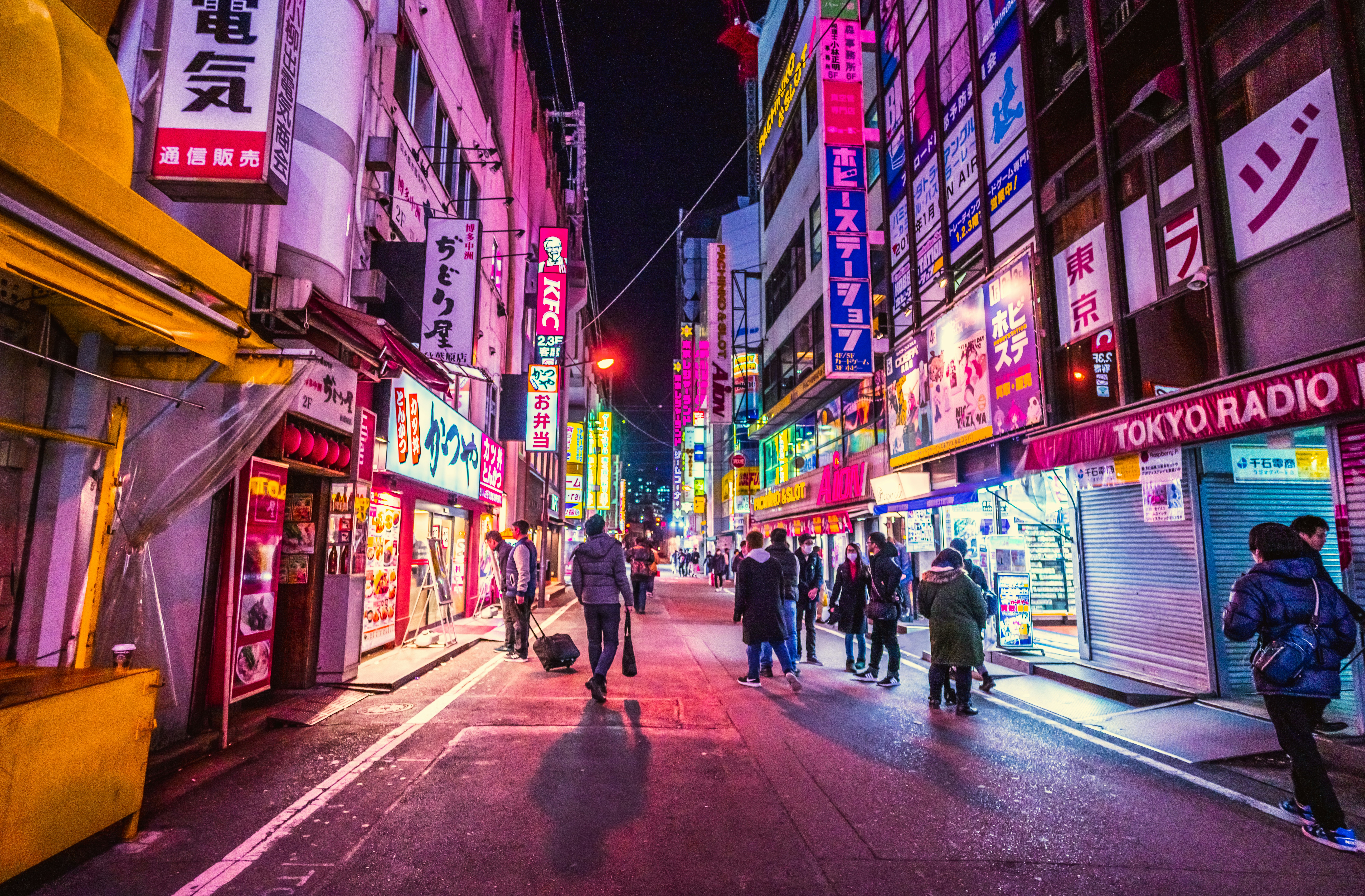 Kleurrijke Shibuya Crossing in de nacht vol lichtjes in Tokio in Japan