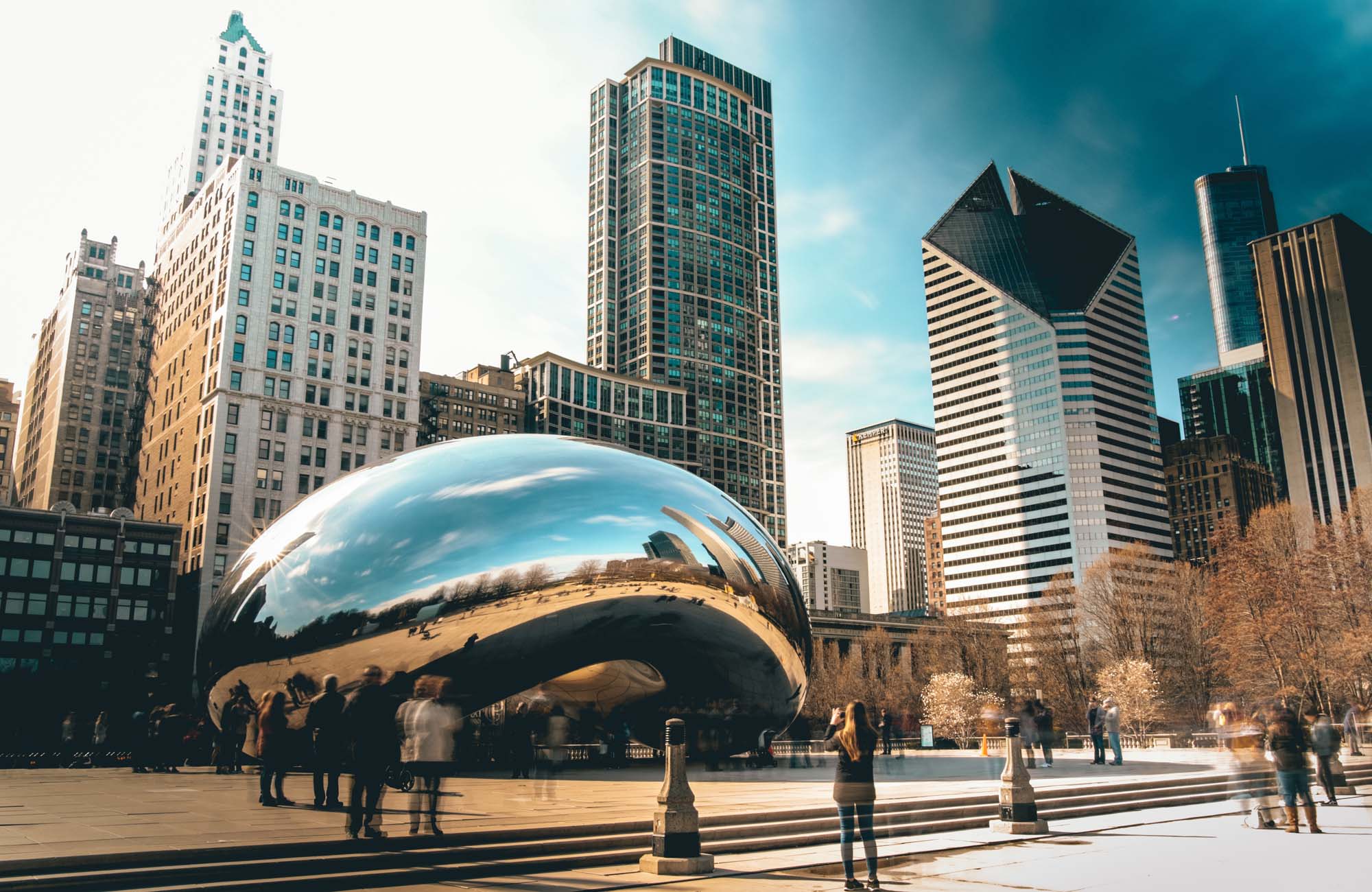 Skyline över Chicago och det kända monumentet Bean är populära seevärdheter på en roadtrip på Route 66.