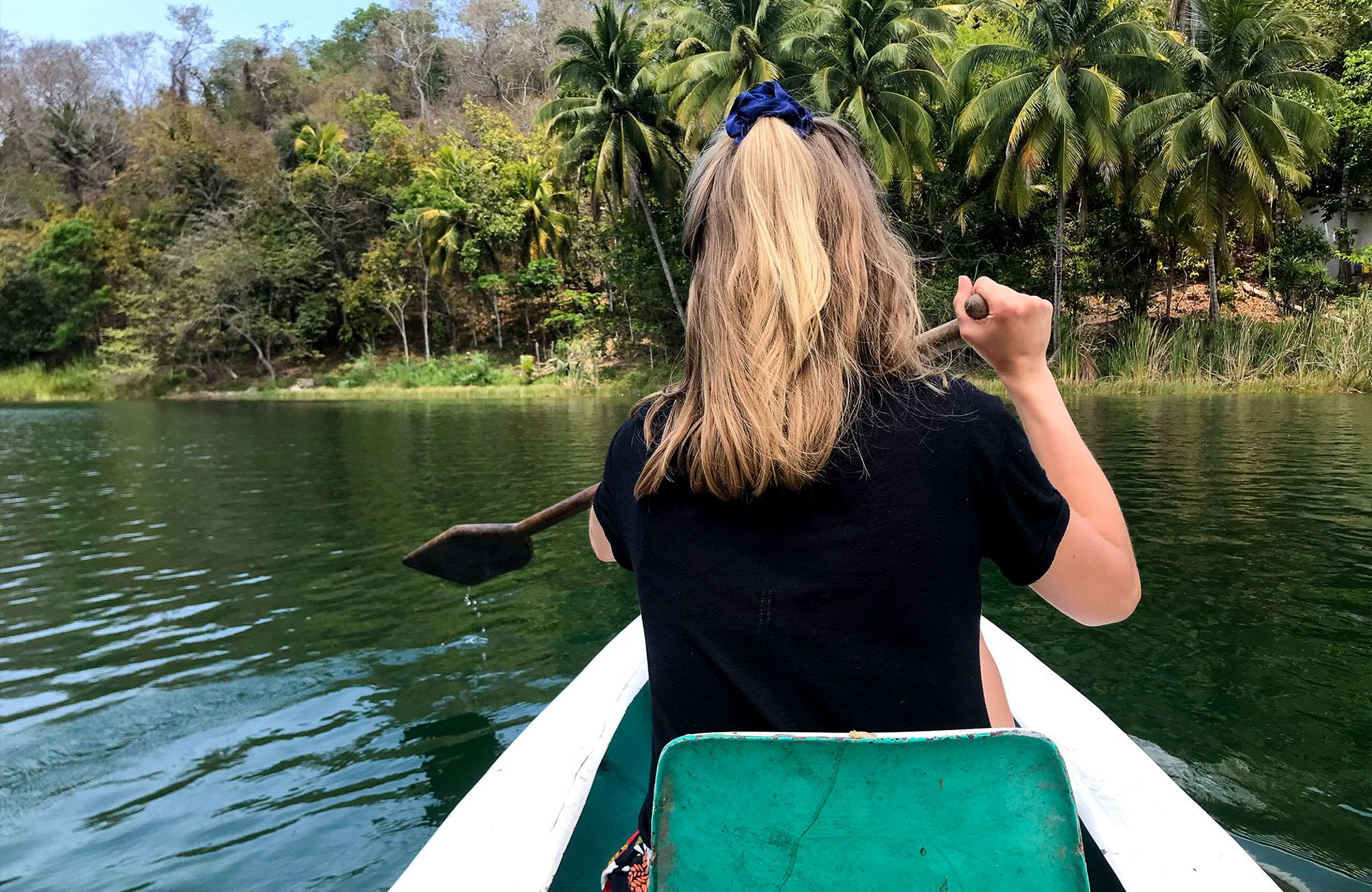 Meisje in een kajak in Midden-Amerika