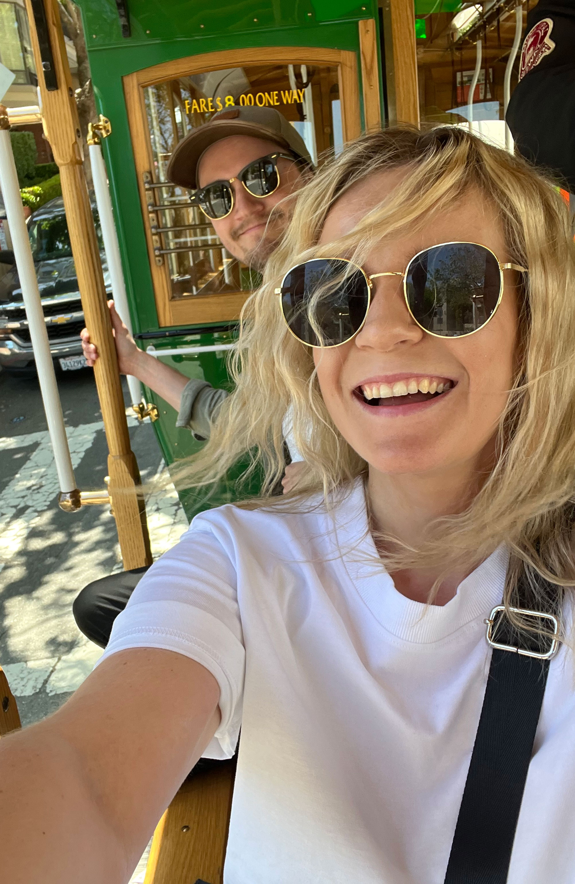 kille promenerar i en nationalpark under en rundresa i USA