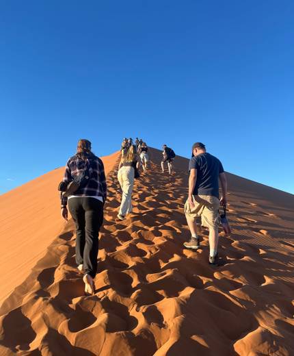 Reizigers in de woestijn van BüellsPort