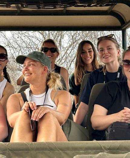 tjej på safari under en rundresa i afrika