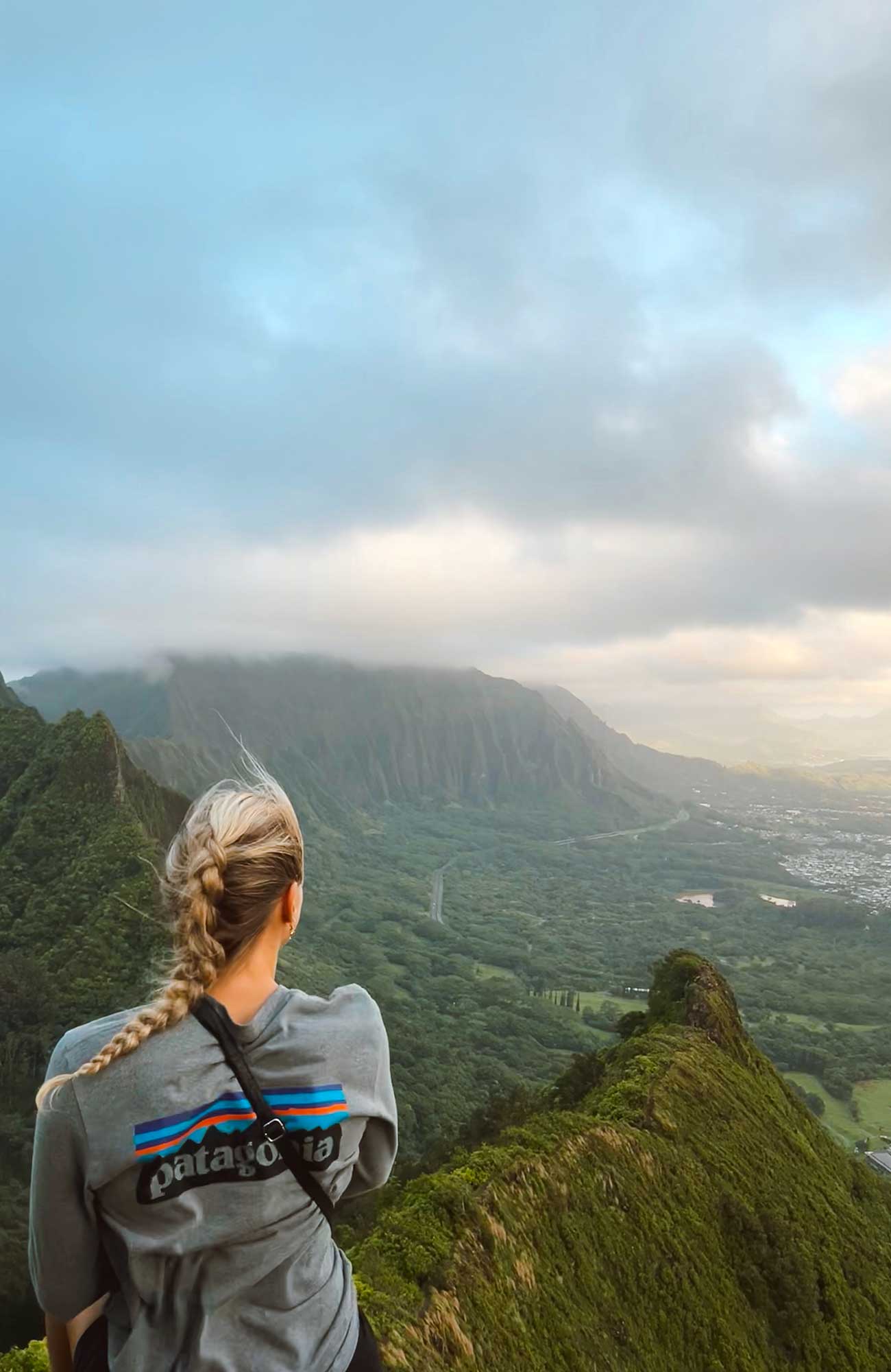 Maren With Great View Over Hawaii (1)