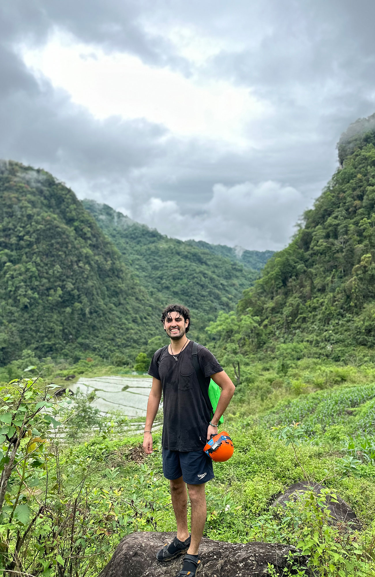 en person som vandrar i kina