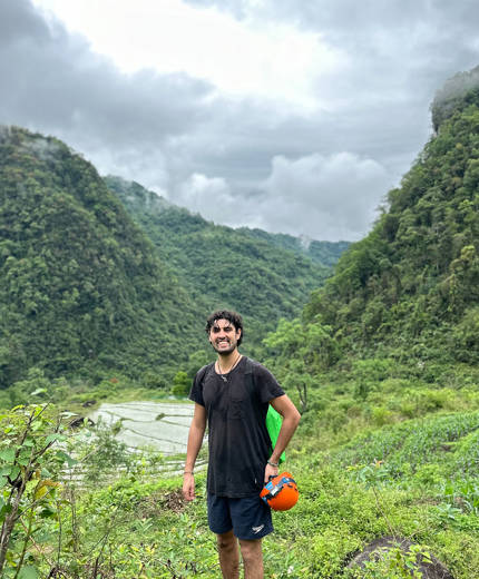 en person som vandrar i kina