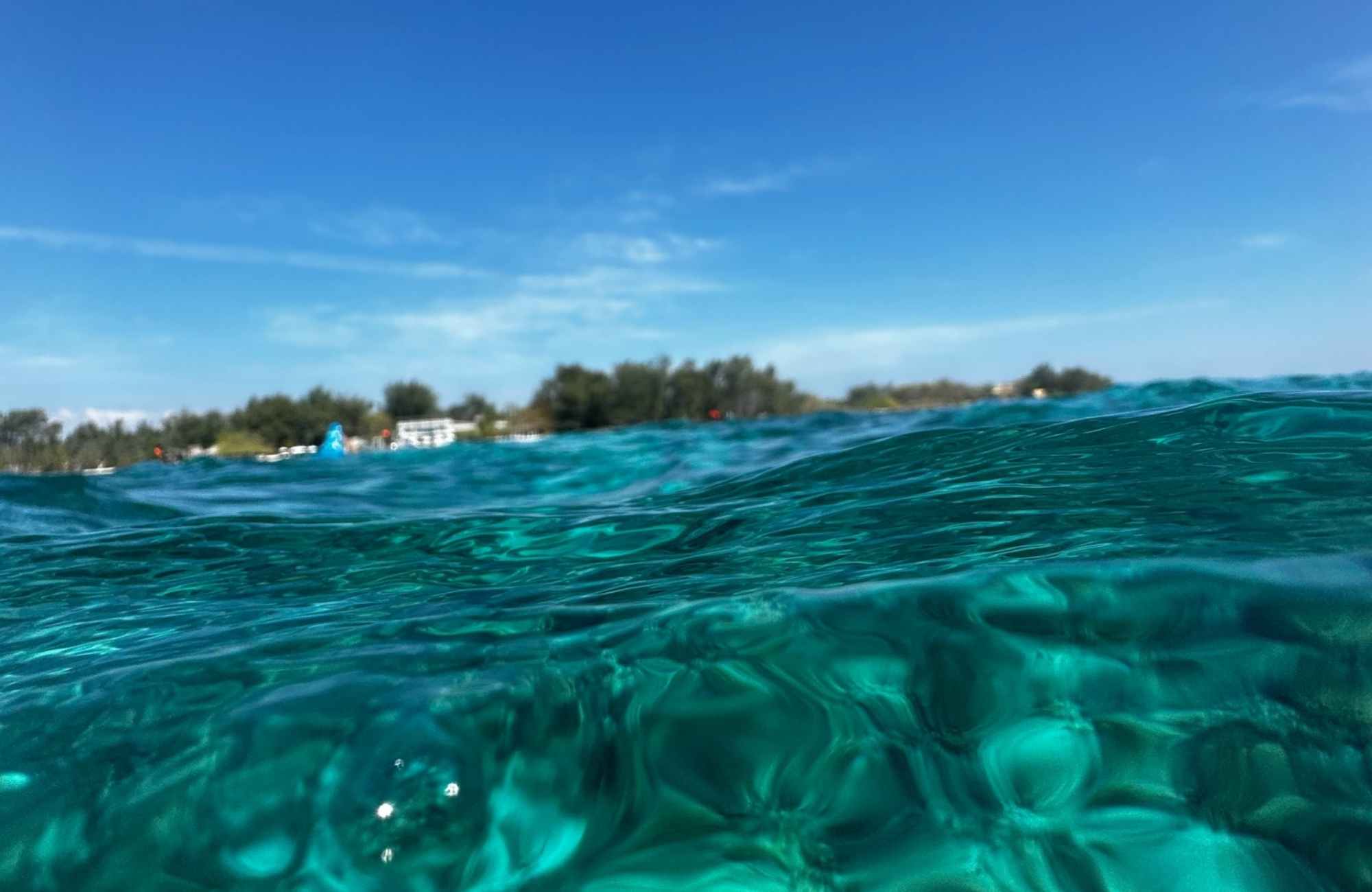 Helderblauw water voor de kust van Bali