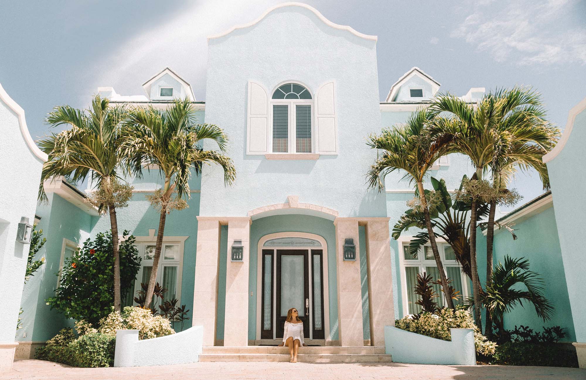 parasoll under blå himmel under en resa till bahamas