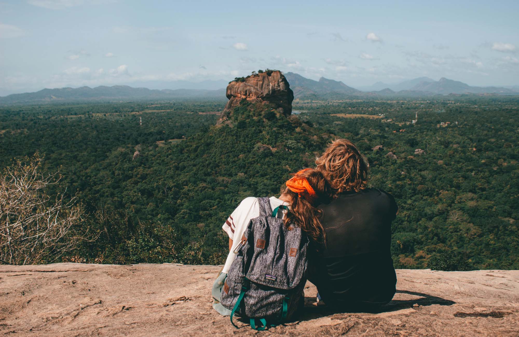 kille och tjej som deltog i travel festival