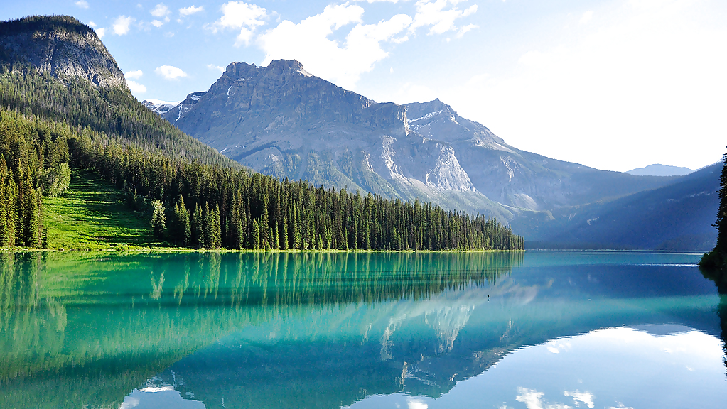 clement-fusil-1271421-unsplash_emerald_lake_reflection_sunny_1280x720_for_navi_web
