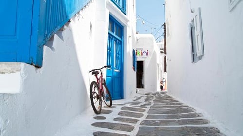 itinerary_mobi_Greece-Mykanos-Street-Alley-Bike