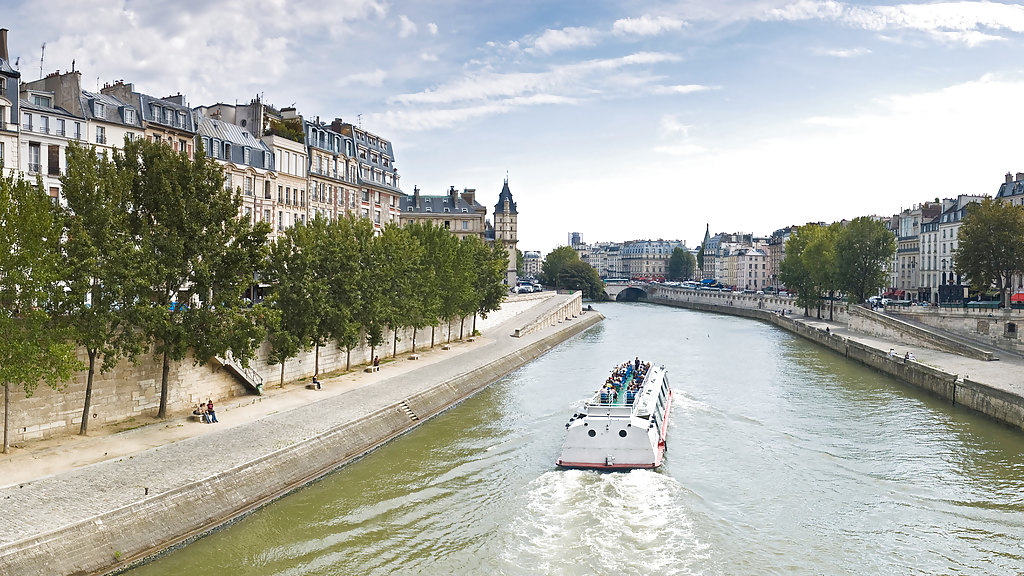 paris-cruise-on-river-seine-bateaux-mouches