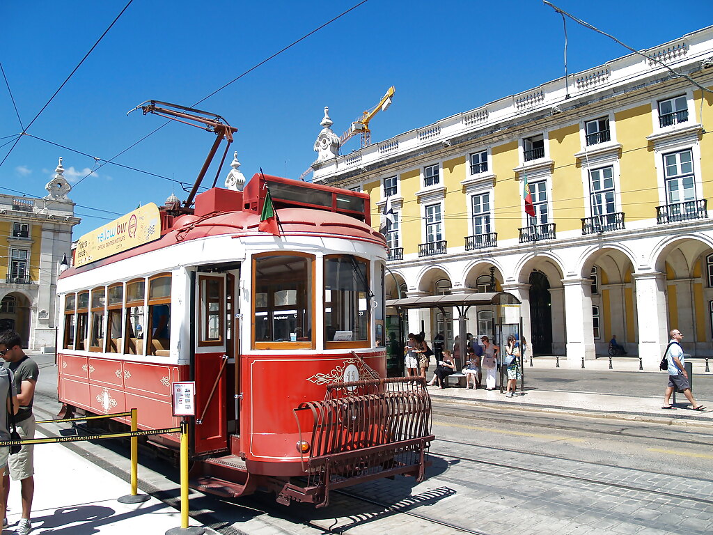 city_sightseeing_in_lisbon_bus