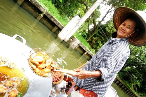 22.lady-selling-fried-bananas