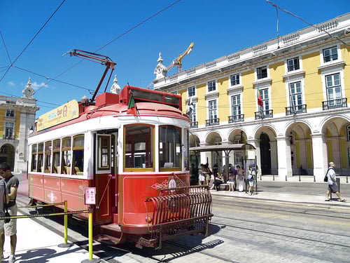 city_sightseeing_in_lisbon_bus