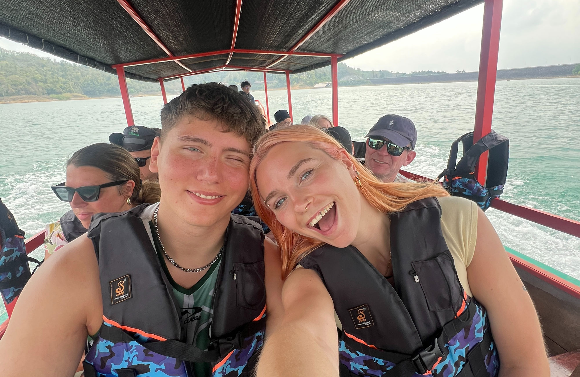 kille i solnedgången under en rundresa i thailand