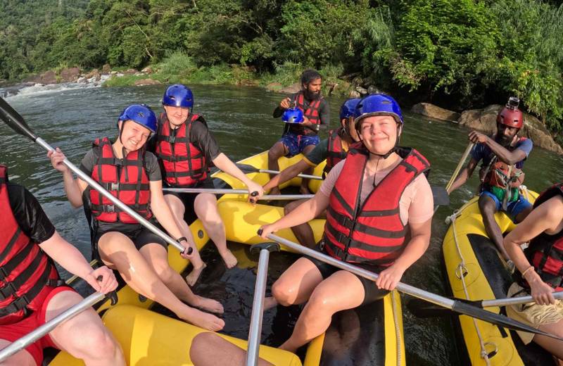 grupp med backpackers som reser med tripmates på sitt gap year