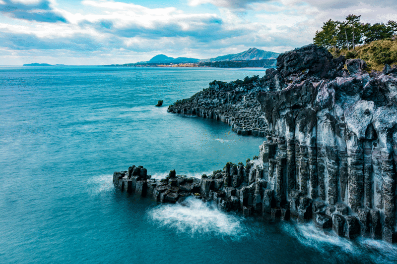 dramatiska klippor på jeju island