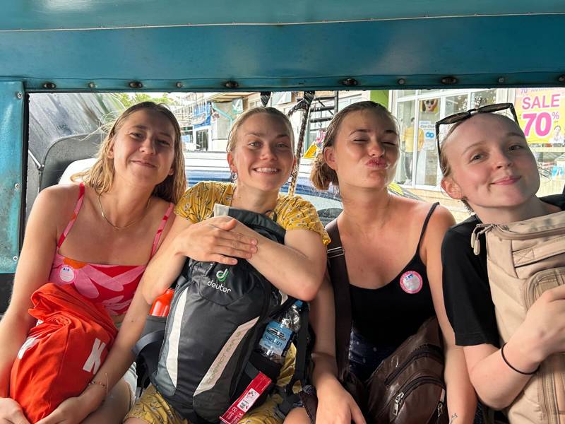 backpackers i en tuktuk i bangkok