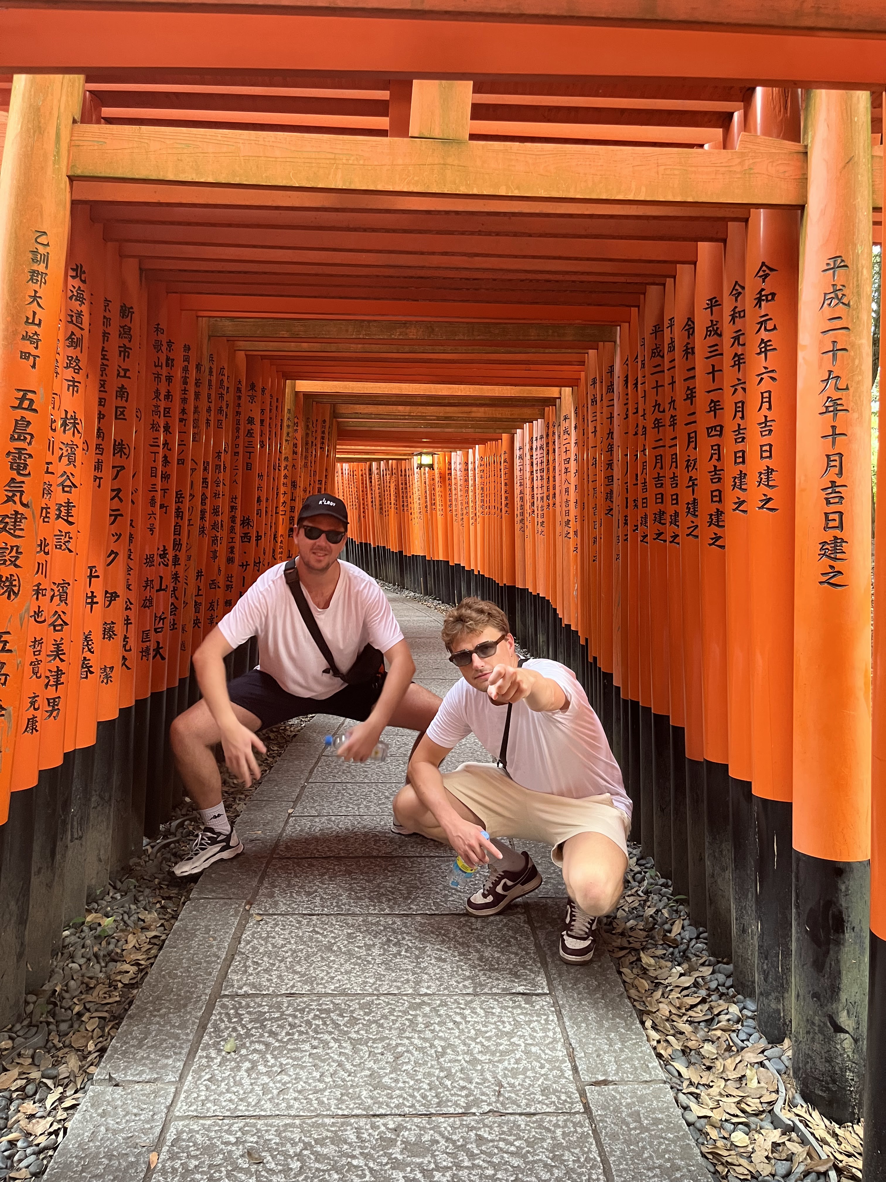 mount fuji och ett tempel under en rundresa i japan