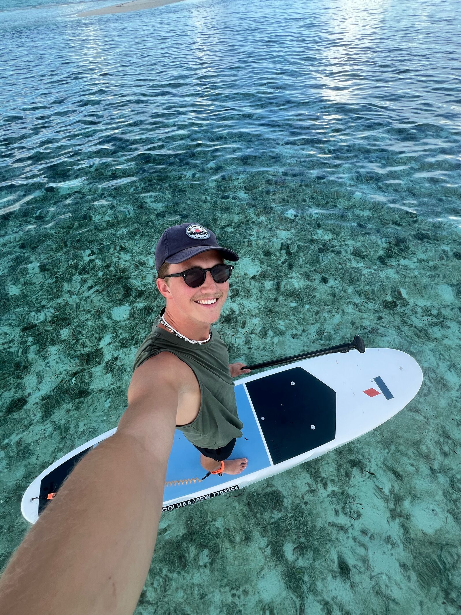 Jongen op een paddleboard voor de Malediven